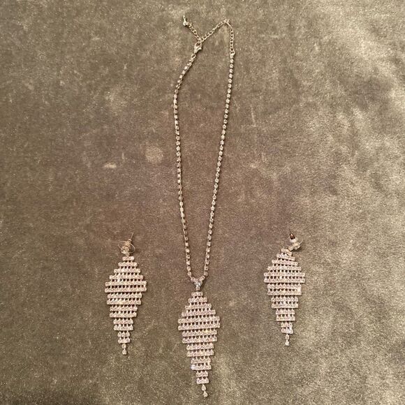 BOUTIQUE Rhinestone Raindrop Necklace and Earrings - Picture 2 of 8